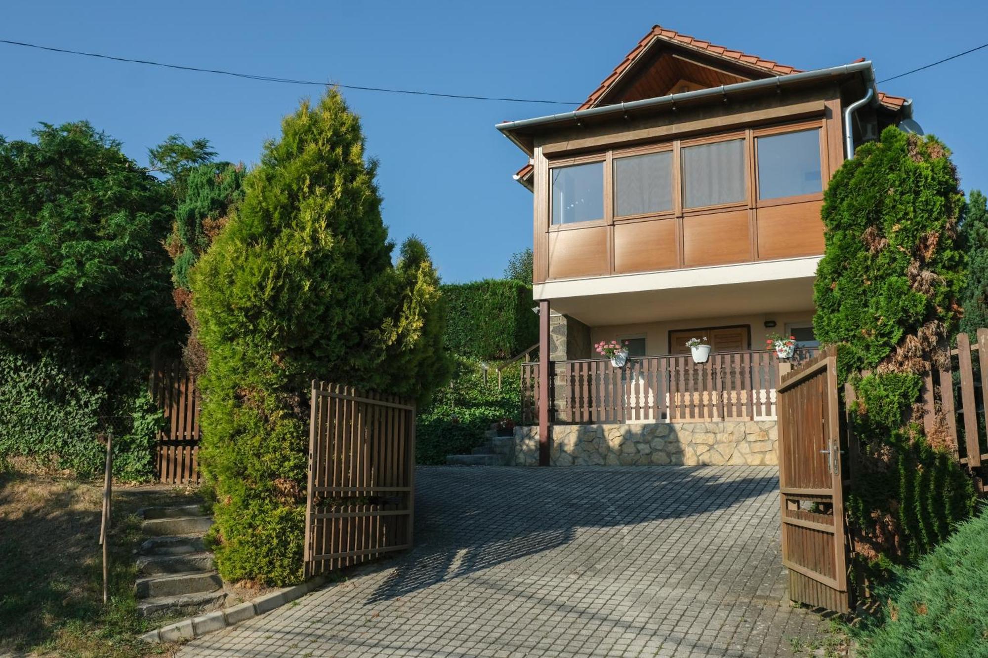Panoráma Apartmanház Sarvar Exterior foto